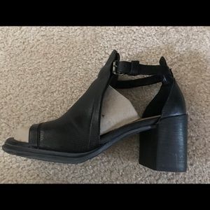 OTBT Open toe shoe